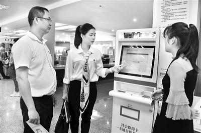 圖為海南省瓊海市紀(jì)委監(jiān)委工作人員檢查市社保局社會(huì)保障卡一卡通自助辦理情況，督促窗口單位轉(zhuǎn)變工作作風(fēng)、提升服務(wù)效能。楊寧 攝