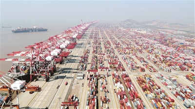 位于上海自由貿(mào)易試驗(yàn)區(qū)的洋山港，是世界第一大集裝箱港口上海港的重要組成部分，也是海上絲綢之路的樞紐港。在新冠肺炎疫情背景下，上海港10月份集裝箱吞吐量首次突破400萬(wàn)標(biāo)準(zhǔn)箱，刷新月度歷史紀(jì)錄。圖為近日無(wú)人機(jī)拍攝的上海洋山港集裝箱碼頭。新華社記者 丁汀 攝