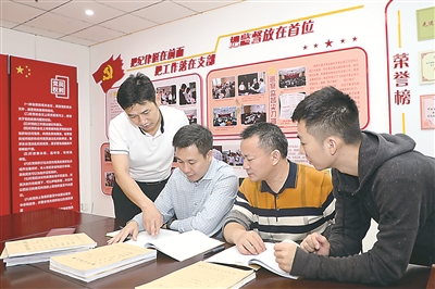 江西省撫州市紀(jì)委監(jiān)委針對(duì)近期查處的余平庚等“近親繁殖”類案例進(jìn)行分析研判，認(rèn)真做好“后半篇文章”。圖為該市紀(jì)委監(jiān)委審查調(diào)查人員在歸納總結(jié)典型案例中違紀(jì)違法行為的特點(diǎn)與規(guī)律。衛(wèi)濤 攝