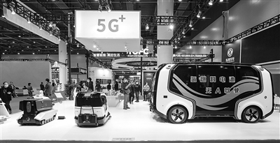 在新一輪科技革命和產(chǎn)業(yè)變革的大背景下，要堅持創(chuàng)新在我國現(xiàn)代化建設全局中的核心地位，把科技自立自強作為國家發(fā)展的戰(zhàn)略支撐，走自主創(chuàng)新之路。圖為東風汽車集團有限公司的網(wǎng)紅無人巴士“Sharing-Van”（氫燃料電池版）在2020中國5G+工業(yè)互聯(lián)網(wǎng)大會上亮相。胡冬冬 攝