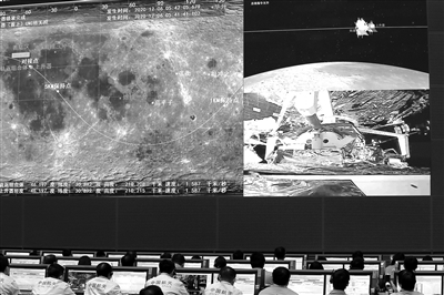 12月6日，航天科技人員在北京航天飛行控制中心指揮大廳監(jiān)測嫦娥五號上升器與軌道器返回器組合體交會對接情況。 新華社記者 金立旺 攝