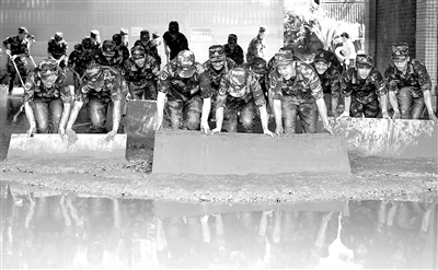 一個支部就是一個戰(zhàn)斗堡壘。2020年8月，重慶遭遇歷史罕見特大洪水過境。武警重慶總隊執(zhí)勤第一支隊迅速出動人員，擔(dān)負(fù)清淤任務(wù)，幫助受災(zāi)群眾轉(zhuǎn)移物資。（圖片來源：人民視覺）