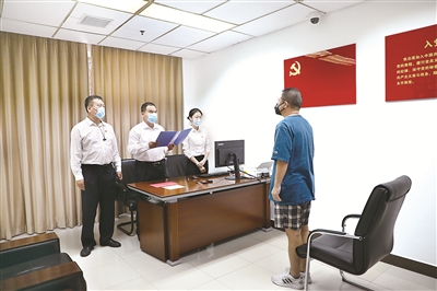 2020年6月，外逃加拿大的“紅通人員”、原鐵道部運輸局營運部調(diào)研員（正處級）海濤回國投案，接受監(jiān)察機關調(diào)查。此前，北京市海淀區(qū)監(jiān)委對海濤及重要關系人進行反洗錢調(diào)查，依法查封、凍結(jié)其涉案房產(chǎn)、銀行賬戶、理財產(chǎn)品等資產(chǎn)，在經(jīng)濟上使其“斷血”，最終他選擇回國投案。（資料圖片）