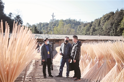 圖為江西省定南縣巡察干部深入嶺北鎮(zhèn)枧下村走訪核實(shí)相關(guān)問(wèn)題線索。 范茹玲 攝
