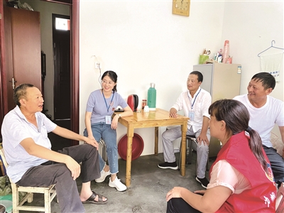 安徽省霍山縣佛子嶺鎮(zhèn)紀(jì)委干部深入一線了解困難群眾的生產(chǎn)生活狀況，推動(dòng)解決困難群眾遇到的難題。圖為近日，鎮(zhèn)紀(jì)委工作人員在群眾家中了解幫扶政策落實(shí)情況。張曉娟 攝