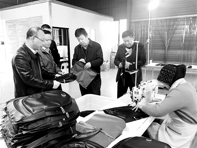 中央紀(jì)委國家監(jiān)委駐農(nóng)業(yè)農(nóng)村部紀(jì)檢監(jiān)察組圍繞鞏固拓展脫貧攻堅(jiān)成果同鄉(xiāng)村振興有效銜接各項(xiàng)工作落實(shí)情況，堅(jiān)持深入一線、以下看上、精準(zhǔn)發(fā)力開展政治監(jiān)督。圖為駐部紀(jì)檢監(jiān)察組干部到云南省昭通市調(diào)研扶貧車間項(xiàng)目，督促落實(shí)“四個(gè)不摘”政策。張曦 攝