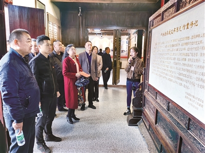 圖為湖南省益陽市紀委監(jiān)委專案組臨時黨支部參觀該市赫山區(qū)八字哨鎮(zhèn)金家堤黨支部陳列館。曾毅 攝