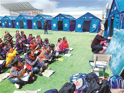 5月24日，青海省果洛藏族自治州瑪多縣民族寄宿制中學(xué)的學(xué)生在操場(chǎng)上上課。  馬銘言 攝