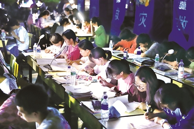 5月22日，云南省大理白族自治州漾濞縣漾濞一中的高三學(xué)生在安置點(diǎn)挑燈夜戰(zhàn)、備戰(zhàn)高考。劉冉陽(yáng) 攝